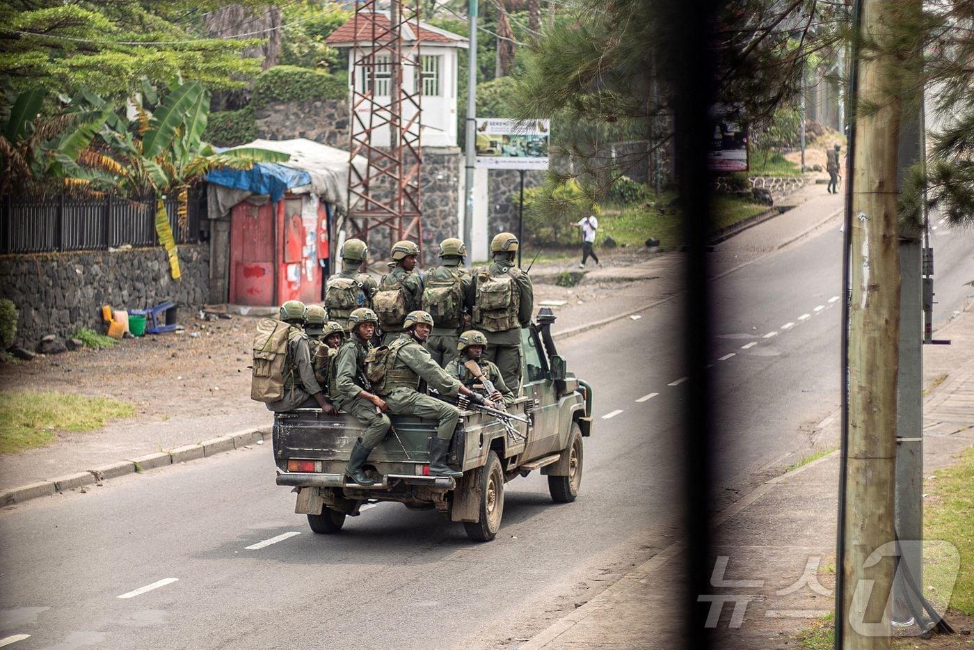 28일(현지시간) 콩고민주공화국 동부 고마의 한 거리에서 무장 병력이 트럭을 타고 거리를 지나가고 있다. 2025.01.28 ⓒ AFP=뉴스1 ⓒ News1 김지완 기자