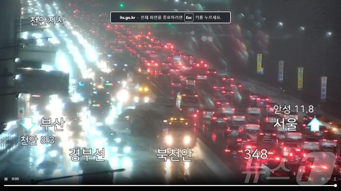 본문 이미지 - 사고 현장 CCTV 영상.(국토부 국가교통정보센터 제공)/뉴스1