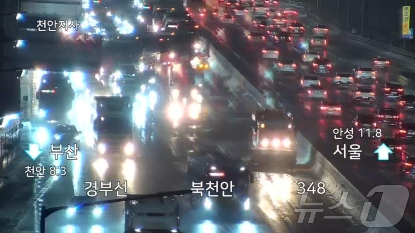 본문 이미지 - 28일 오후 8시30분께 한국도로공사 사고 수습 차량 등이 현장을 빠져나가고 있다..(국토부 국가교통정보센터 제공)/뉴스1