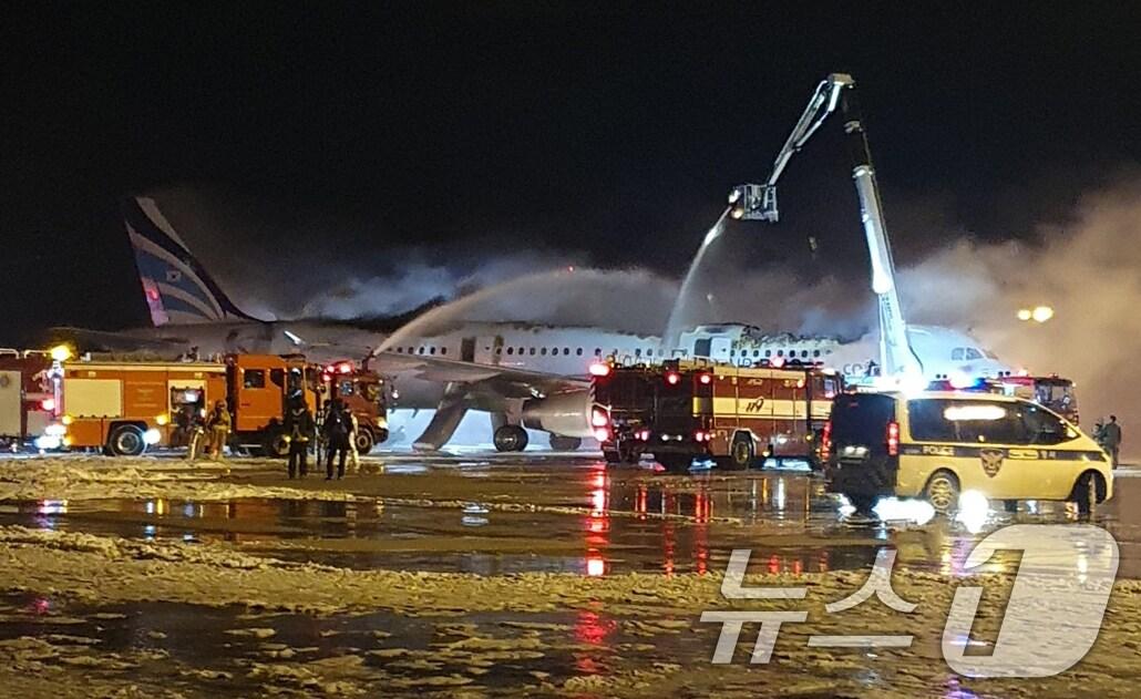 본문 이미지 - 28일 오후 10시 30분께 김해공항에서 홍콩행 에어부산 항공기 꼬리 부분에서 불이 나 소방대가 진화하고 있다. 이륙전 화재가 발생해 승객 등 170여 명이 모두 비상 탈출했으며 부상자가 1명 발생한것으로 알려졌다. (독자 제공)2025.1.28/뉴스1