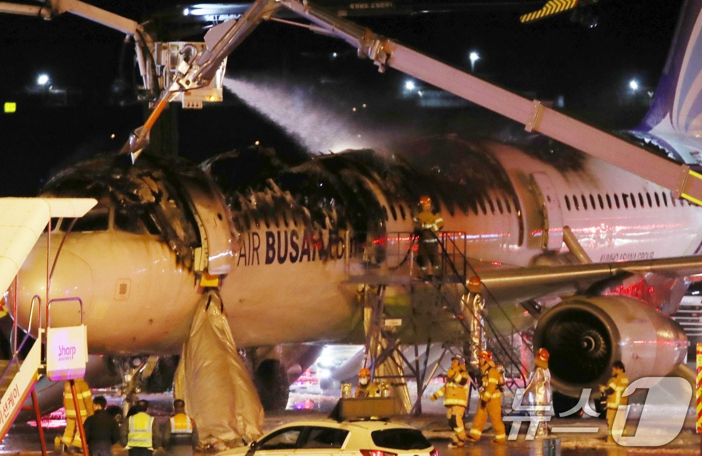 28일 오후 부산 강서구 대저동 김해공항에서 홍콩행 에어부산 항공기에서 화재가 발생해 소방당국이 진화작업을 벌이고 있다. 2025.1.28/뉴스1 ⓒ News1 윤일지 기자