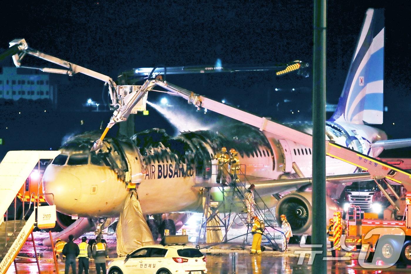 28일 오후 부산 강서구 대저동 김해공항에서 홍콩행 에어부산 항공기에서 화재가 발생해 소방당국이 진화작업을 벌이고 있다. 2025.1.28/뉴스1 ⓒ News1 윤일지 기자