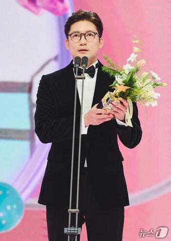 본문 이미지 - 방송인 김대호가 28일 서울 상암동 MBC에서 진행된 &#39;2024 MBC 방송연예대상&#39;에서 쇼·버라이어티 부문 남자 최우수상을 받은뒤 소감을 말하고 있다. &#40;MBC 제공&#41; 2025.1.29/뉴스1 ⓒ News1 권현진 기자