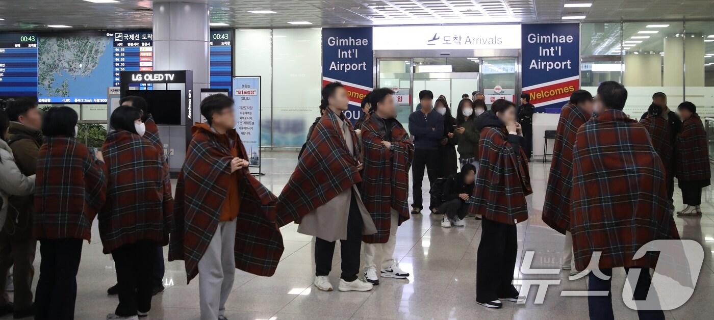 본문 이미지 - 부산 강서구 대저동 김해공항에서 홍콩행 에어부산 항공기에서 화재가 발생한 가운데 사고 항공기에서 탈출한 승객들이 공항을 빠져나오고 있다. 2025.1.29/뉴스1 ⓒ News1 윤일지 기자
