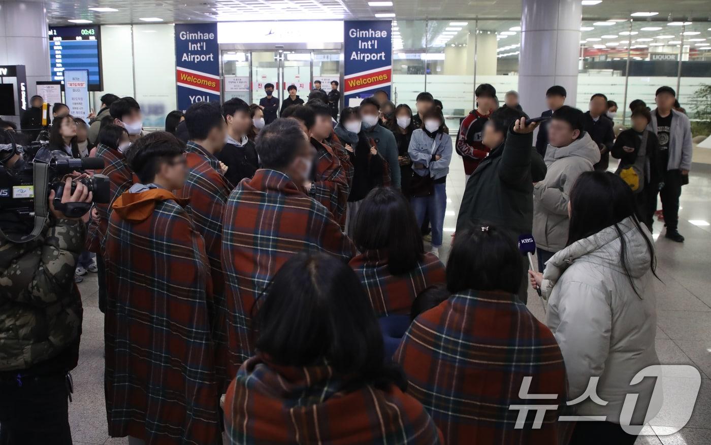 29일 부산 강서구 대저동 김해공항에서 홍콩행 에어부산 항공기에서 화재가 발생한 가운데 사고 항공기에서 탈출한 승객들이 공항을 빠져나오고 있다. 28일 오후 10시26분 김해공항에서 이륙을 준비하던 홍콩행 에어부산 항공기에서 화재가 발생했다. 2025.1.29/뉴스1 ⓒ News1 윤일지 기자