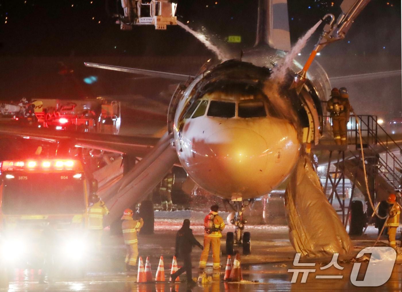 본문 이미지 - 28일 부산 강서구 김해국제공항에서 홍콩행 에어부산 항공기에서 화재가 발생해 소방당국이 진화작업을 벌이고 있다. 항공기 왼쪽에는 승객들이 탈출한 에어슬라이드가 펼쳐져 있다. 28일 오후 10시26분 김해공항에서 이륙을 준비하던 홍콩행 에어부산 항공기에서 화재가 발생했다. 승객 169명과 승무원 7명 등 총 탑승객 176명은 비상 슬라이드로 탈출했으며 화재는 진압됐다. 2025.1.29/뉴스1 ⓒ News1 윤일지 기자