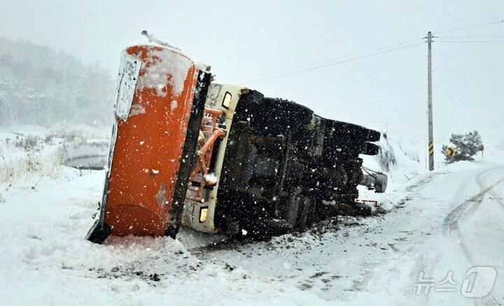 본문 이미지 - 지난 28일 충북 제천시 금성면 도로 옆으로 제설차가 눈길에 미끄러져 전도됐다. &#40;충북소방본부 제공&#41; /뉴스1 