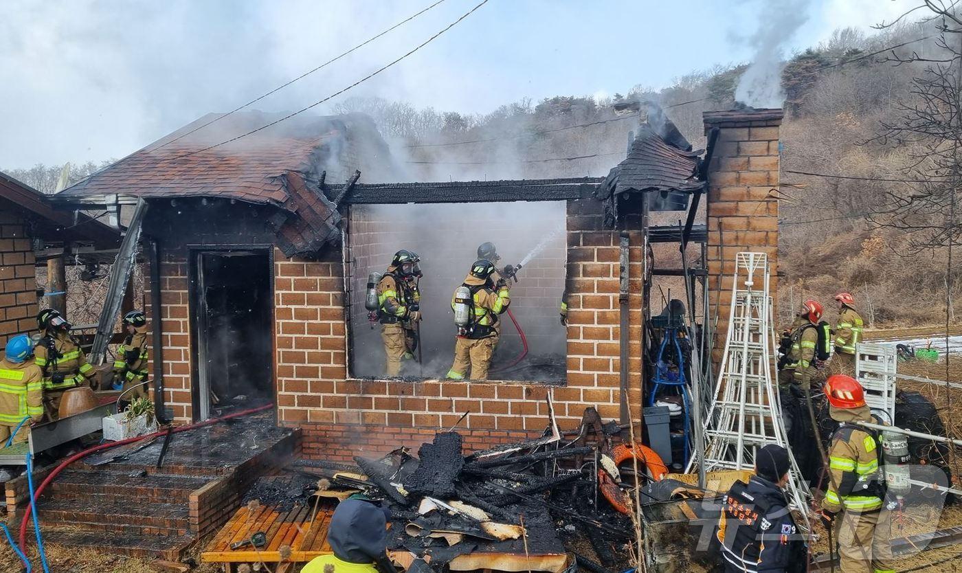 28일 오후 1시쯤 경북 안동시 예안면 도목리 단독주택에서 불이나 소방당국이 화재를 진압하고 있다&#40;2025.1.29/뉴스1