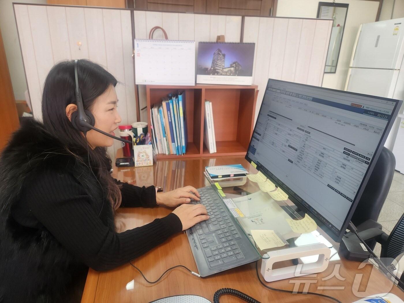 본문 이미지 - 충북도 '1372소비자상담센터' 관계자가 상담을 하고 있다. (충북도 제공) /뉴스1