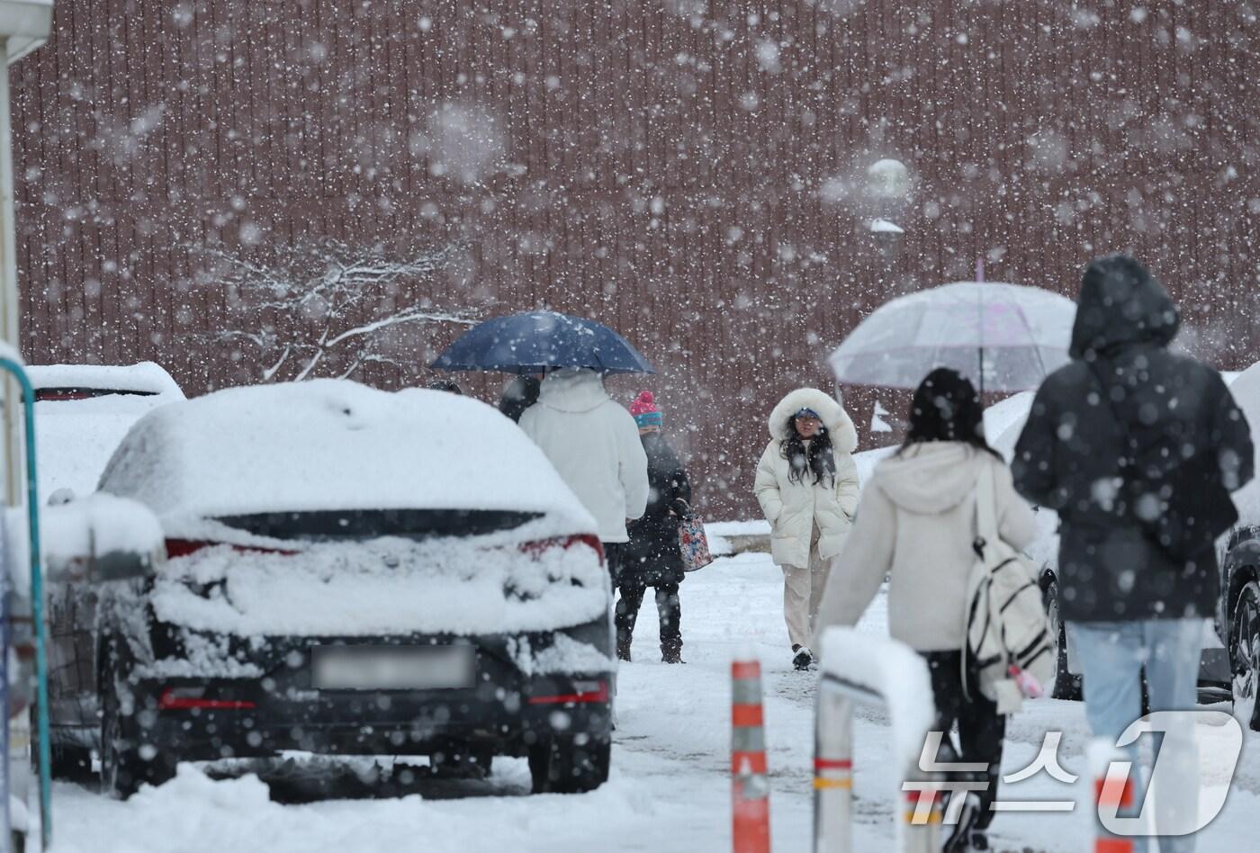 지난달 29일 광주전남 대부분 지역에 대설주의보가 내린 가운데 광주 광산구 한 아파트에 눈이 밤사이 내려 소복하게 쌓여있다.2025.1.29/뉴스1 ⓒ News1 김태성 기자
