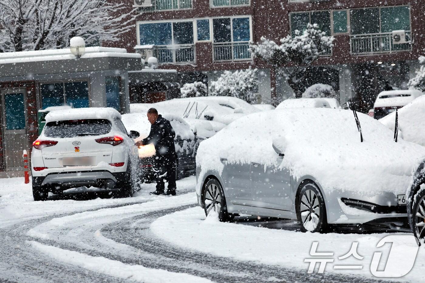29일 광주전남 대부분 지역에 대설주의보가 내린가운데 광주 광산구 한 아파트에 눈이 밤사이 내려 쏘복하게 쌓여있다.2025.1.29/뉴스1 ⓒ News1 김태성 기자