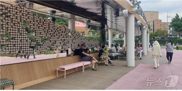 본문 이미지 - 홍제천 수변테라스.(서울시 제공)