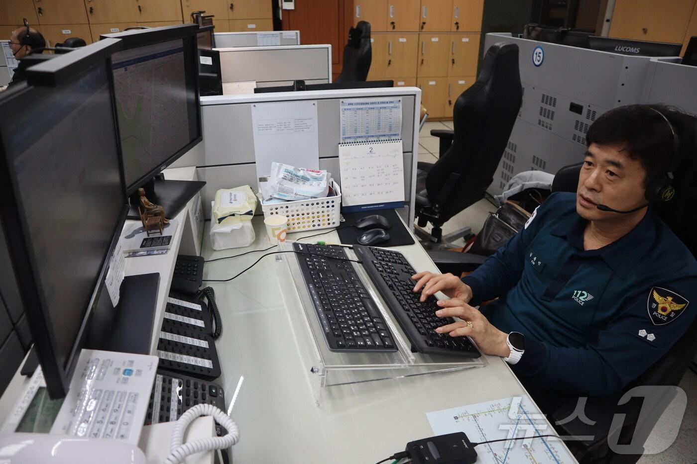 박종민 충북경찰청 112치안종합상황실 상황4팀 경감이 설 연휴 신고 전화를 받고 있다.2025.01.29./뉴스1 박건영 기자