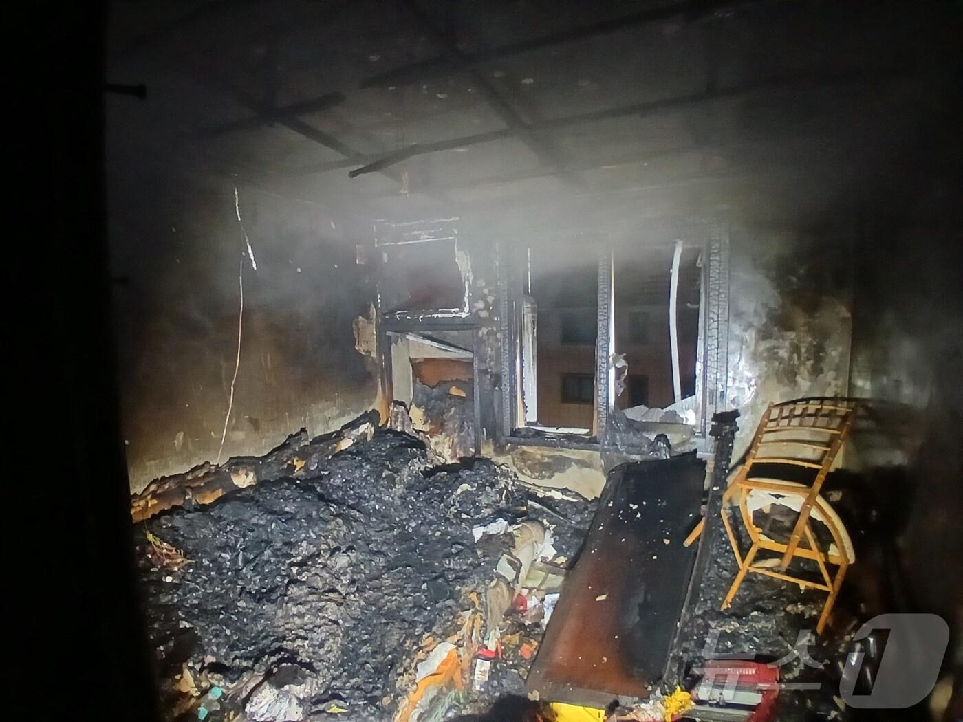 본문 이미지 - 설을 하루 앞둔 28일 오후 11시쯤 대구 중구 교동의 한 여관에서 불이 나 70대 남성 1명이 숨지고 투숙객 등 12명이 대피했다.(대구소방본부 제공)