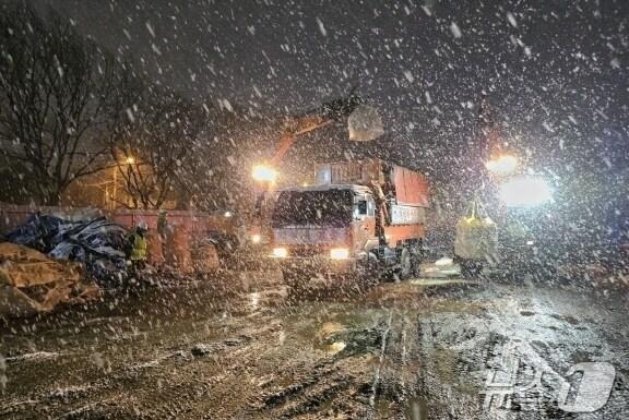 본문 이미지 - 전주시가 주요간선도로 80개노선 등 606km 구간에 대해 총 8차에 걸쳐 제설작업을 펼쳤다.(전주시 제공)/뉴스1