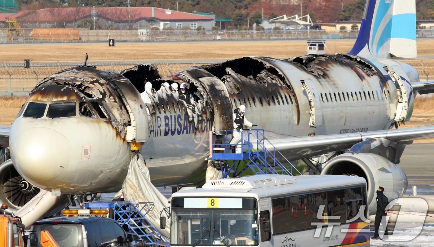 부산 강서구 김해국제공항에서 이륙을 준비하던 홍콩행 에어부산 항공기 BX391편 내부에서 불이 나 승객과 승무원 등이 비상 탈출한 가운데 29일 항공·철도사고 조사위원회(ARAIB) 등 관계자들이 불에 탄 항공기를 살펴보며 조사하고 있다. 28일 밤 항공기 화재 사고 당시 승객 170명(탑승 정비사 1명 포함)과 승무원 6명은 비상 슬라이드를 통해 전원 탈출했다. 2025.1.29/뉴스1 ⓒ News1 윤일지 기자
