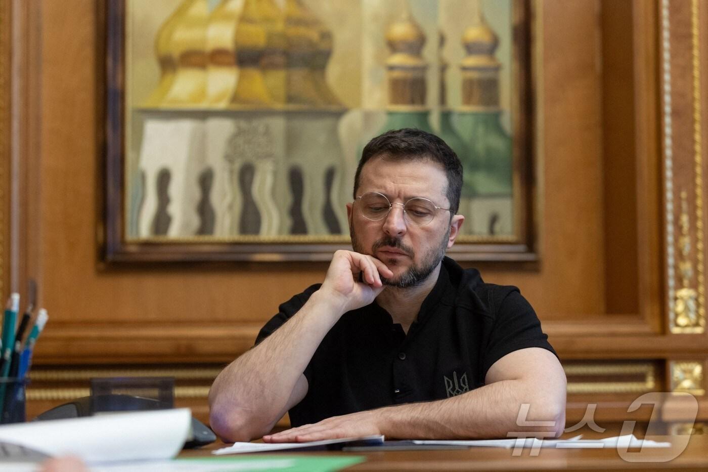 볼로디미르 젤렌스키 우크라이나 대통령이 28일(현지시간) 키이우에서 베냐민 네타냐후 이스라엘 총리와 통화를 하고 있다. 2025.01.29 ⓒ AFP=뉴스1 ⓒ News1 우동명 기자