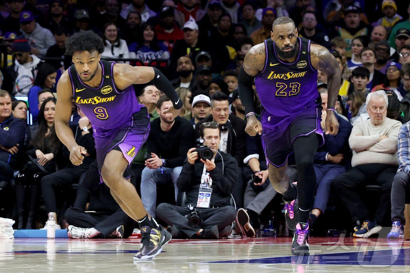 29일(한국시간) 열린 NBA LA 레이커스와 필라델피아 필리스의 경기에서 르브론 제임스(오른쪽)-브로니 제임스 부자가 함께 경기를 뛰고 있다. ⓒ AFP=뉴스1