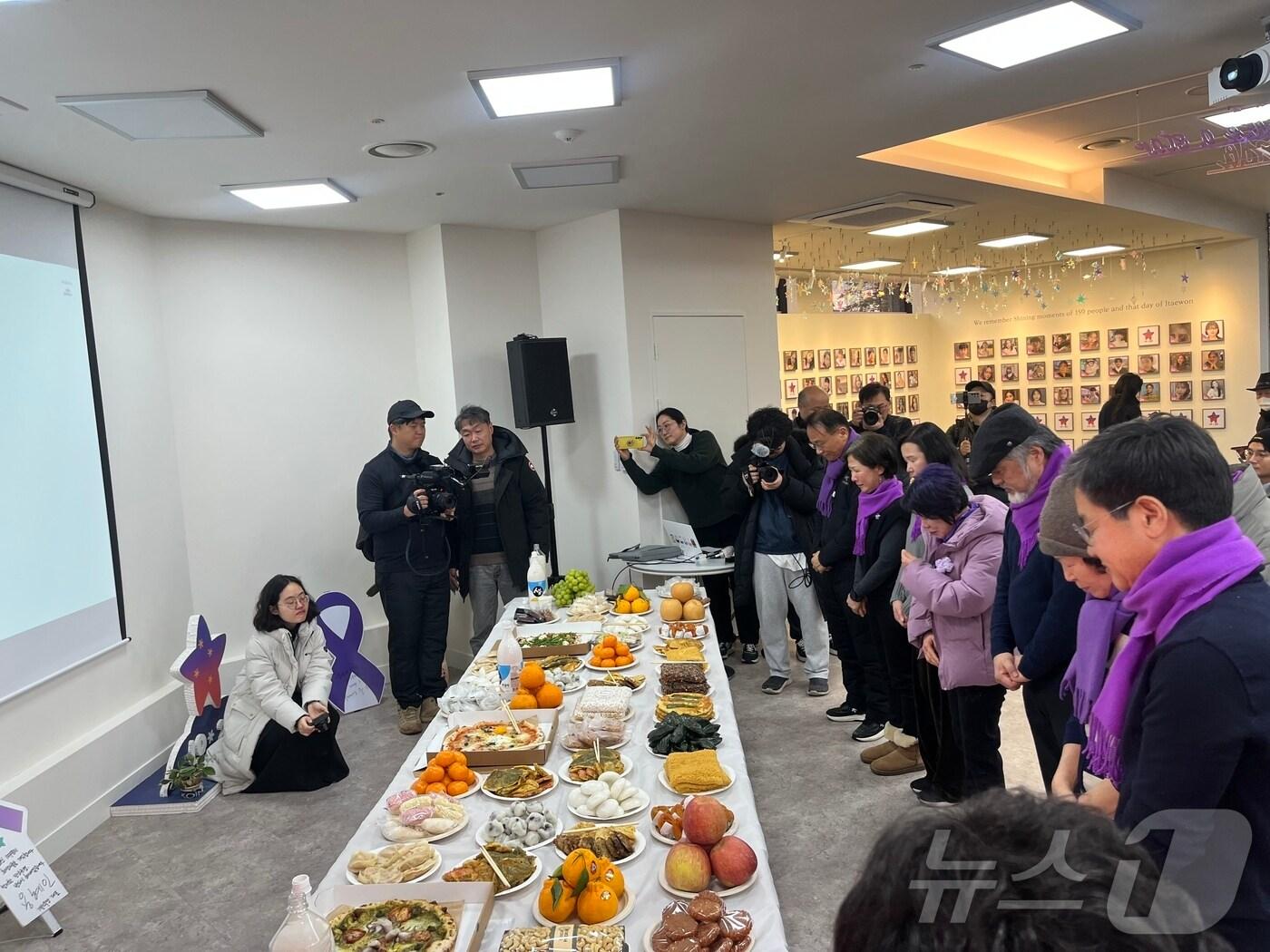 본문 이미지 - 서울 종로구 적선동 &#39;별들의 집&#39;에 모인 10·29 이태원참사 유가족들이 차례상을 준비한 뒤 묵념하고 있다.ⓒ 뉴스1 김종훈 기자