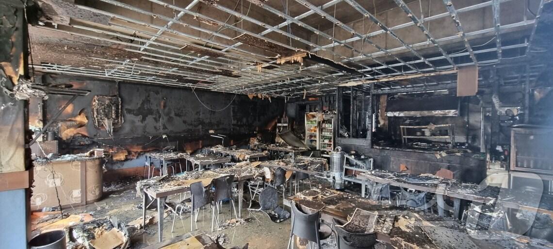 본문 이미지 -  29일 오전 7시 2분께 충남 서산 대산읍 독곶리의 한 음식점에서 불이나 2시간 15분만에 진화됐다.(서산소방서 제공)  / 뉴스 1