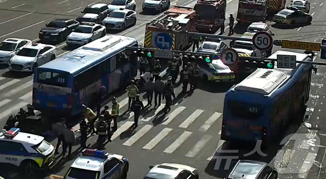 본문 이미지 - 29일 오전 11시 5분쯤 서울 강남구 강남대로 교보타워사거리에서 오토바이가 421번 버스와 추돌하는 사고가 발생했다. (인근 폐쇄회로TV) 2025.1.29/뉴스1