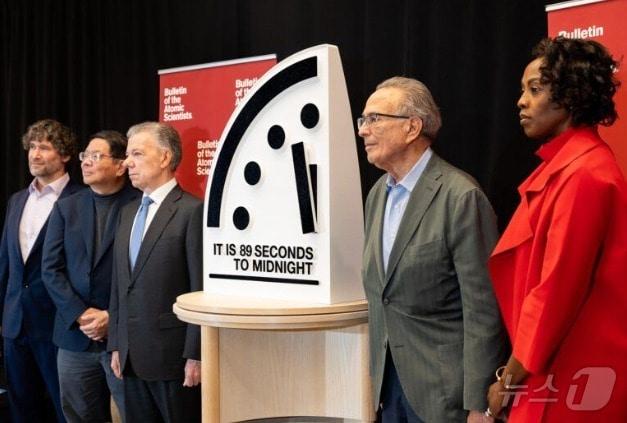 본문 이미지 - 미국 핵과학자회(BSA)가 28일(현지시간) 지구 종말 시계를 자정 89초전으로 설정했다고 밝혔다. (출처=미국 핵과학자회 홈페이지) 2025.1.29./뉴스1