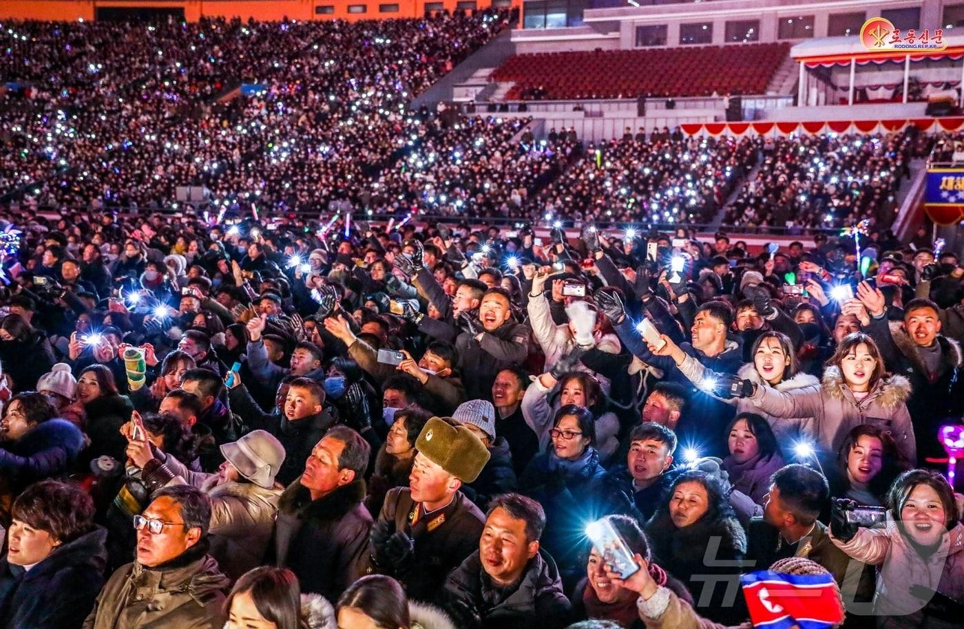 본문 이미지 - (평양 노동신문=뉴스1) = 북한 노동당 기관지 노동신문은 3일 "신년 경축 공연에서 울려퍼진 새 명곡들이 커다란 반향을 일으키며 뜻깊은 새해의 여정에 떨쳐나선 온 나라 천만인민의 가슴가슴을 세차게 격동시키고 있다＂라고 보도했다. [국내에서만 사용가능. 재배포 금지. DB 금지. For Use Only in the Republic of Korea. Redistribution Prohibited] rodongphoto@news1.kr