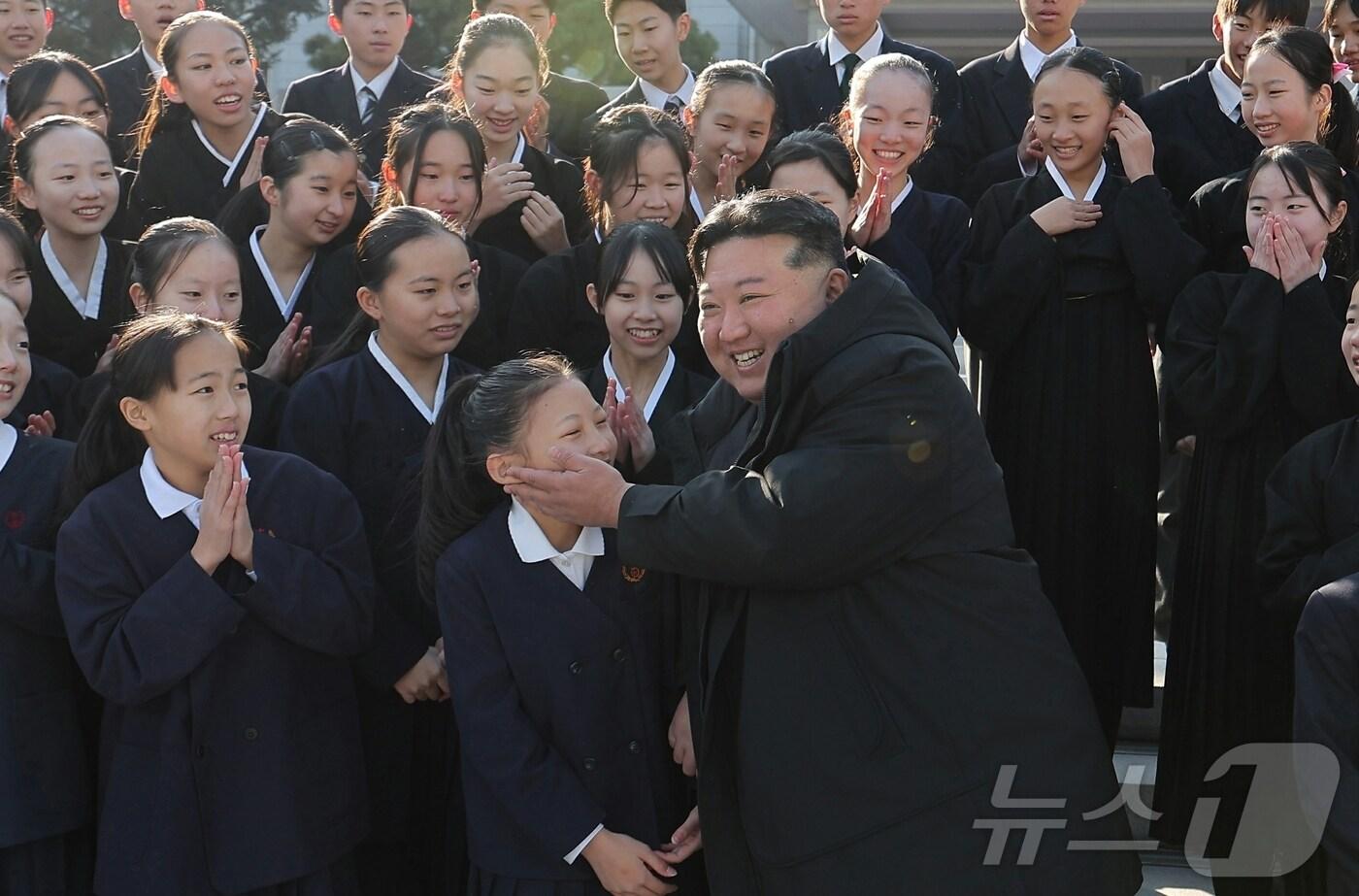 (평양 노동신문=뉴스1) = 북한 노동당 기관지 노동신문은 3일 김정은 당 총비서가 지난 2일 2025년 설맞이공연에 참가한 재일조선학생소년예술단 성원들을 당중앙위원회 본부청사에서 만나 기념사진을 찍었다고 보도했다. [국내에서만 사용가능. 재배포 금지. DB 금지. For Use Only in the Republic of Korea. Redistribution Prohibited] rodongphoto@news1.kr