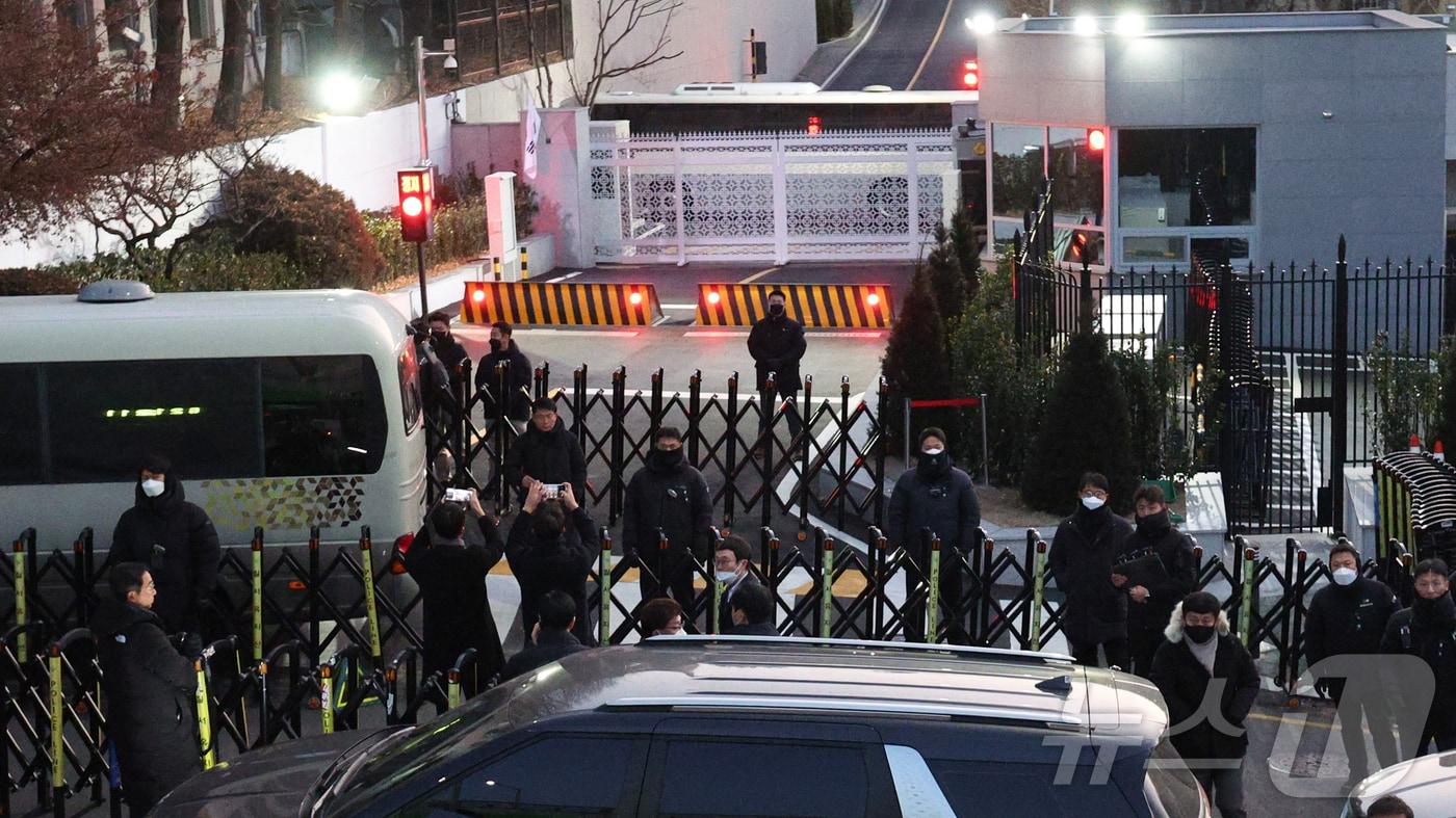 윤석열 대통령 체포영장 집행에 나선 고위공직자범죄수사처(공수처) 수사관들이 탄 차량이 3일 오전 서울 용산구 한남동 대통령 관저 입구에 도착하고 있다. 2025.1.3/뉴스1 ⓒ News1 신웅수 기자