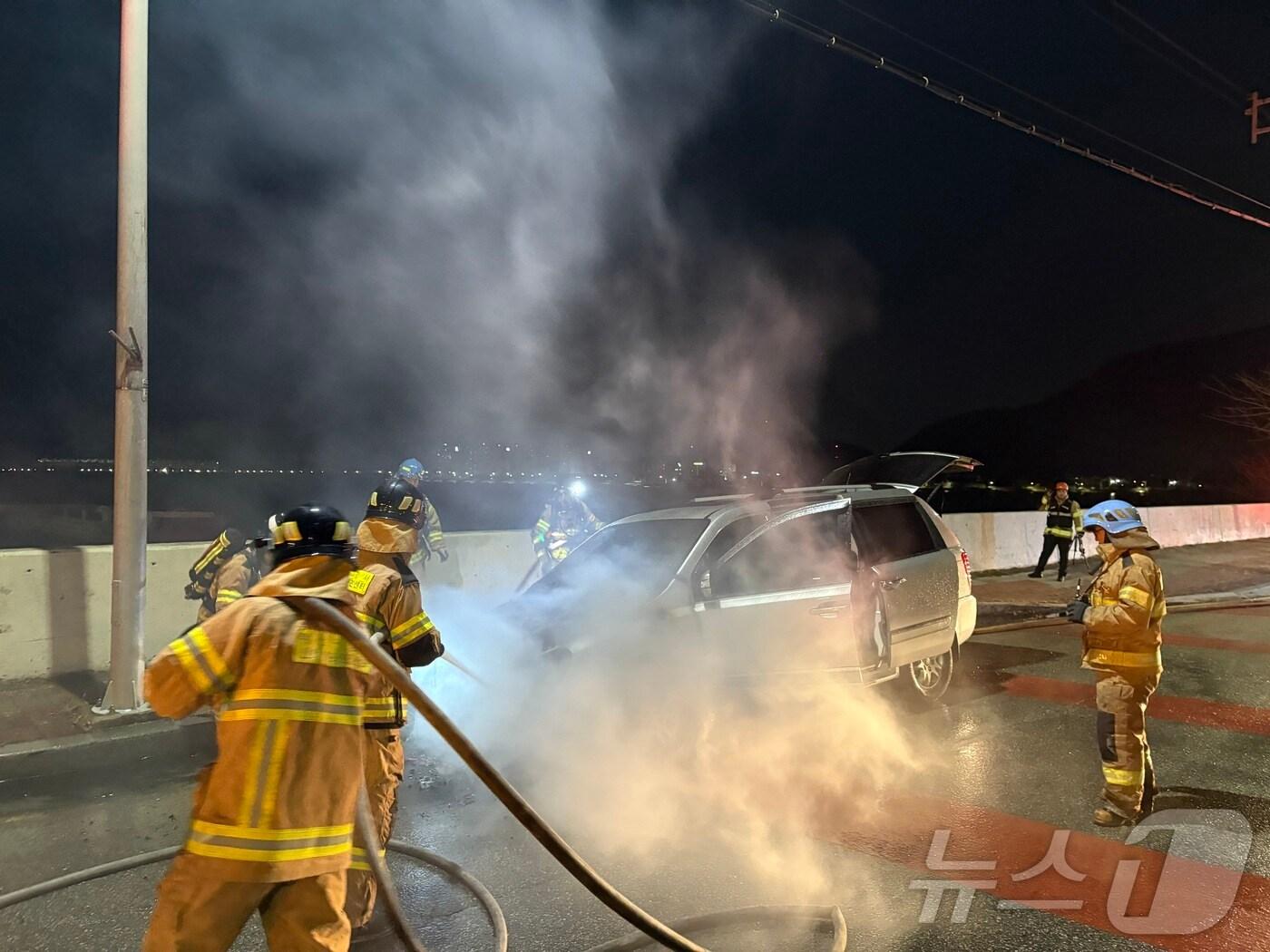 본문 이미지 - 2일 오후 10시 38분쯤 부산 강서구 명지동 한 도로에서 주행 중인 카니발 승합차에서 불이 났다.(부산소방재난본부 제공)