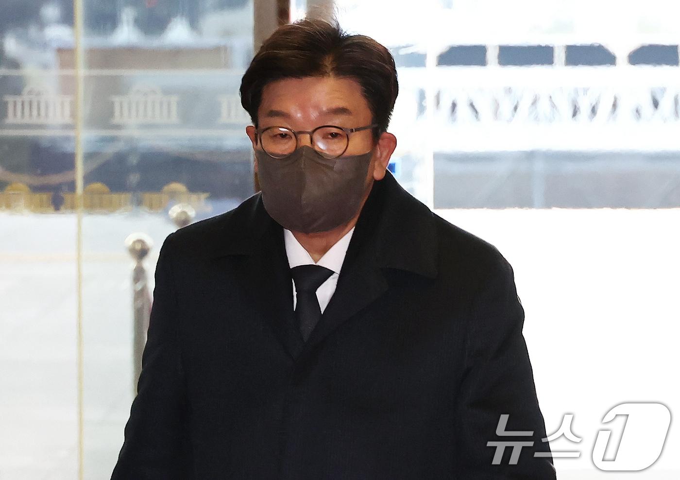 본문 이미지 - '12·3 비상계엄 사태'를 수사하는 고위공직자범죄수사처(공수처)가 윤석열 대통령에 대한 체포영장 집행에 들어간 3일 오전 서울 여의도 국회에서 권성동 국민의힘 원내대표가 출근하고 있다. 2025.1.3/뉴스1 ⓒ News1 김민지 기자