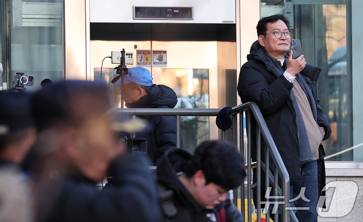 본문 이미지 - 송영길 소나무당 대표가 3일 서울 용산구 한남동 대통령 관저 앞에서 윤석열 대통령 지지자들의 집회를 지켜보고 있다. 2025.1.3/뉴스1 ⓒ News1 김성진 기자