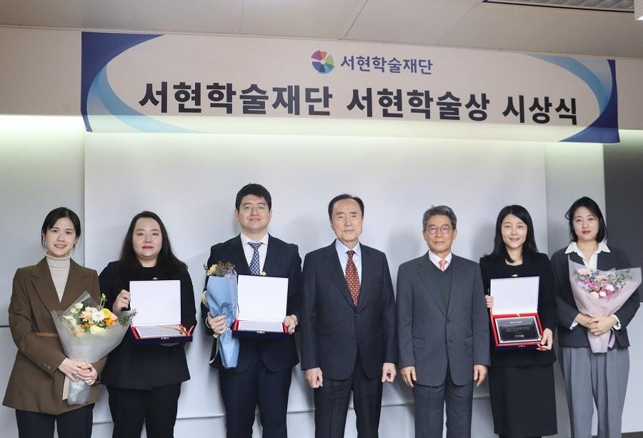 본문 이미지 - 왼쪽부터 서현학술상 회계부문 우수상 수상자 박소희 교수, 조미옥 교수, 세무부분 우수상 수상자 한병기 연구자, 학술재단 강성원 이사장, 심사위원장 윤태화 교수, 최우수상 수상자 정희선 교수, 이유진 교수(서현회계법인 제공)