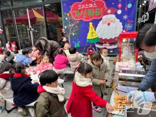 본문 이미지 -  충북 충주 해솔유치원 원생들이 8년째 과잣값을 아껴 이웃사랑을 실천했다. 사진은 크리스마스 자선파티.(해솔유치원 제공)/뉴스1