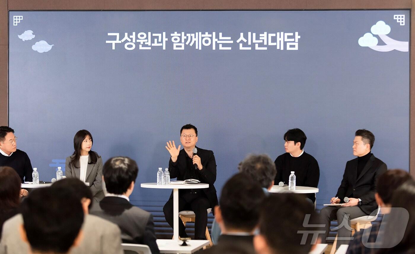 이호정 SK네트웍스 대표이사 사장(가운데)이 2일 서울 종로구 삼일빌딩에서 열린 '구성원과 함께하는 신년 대담'에서 2025년 경영방향성을 설명하고 있다.(SK네트웍스 제공)
