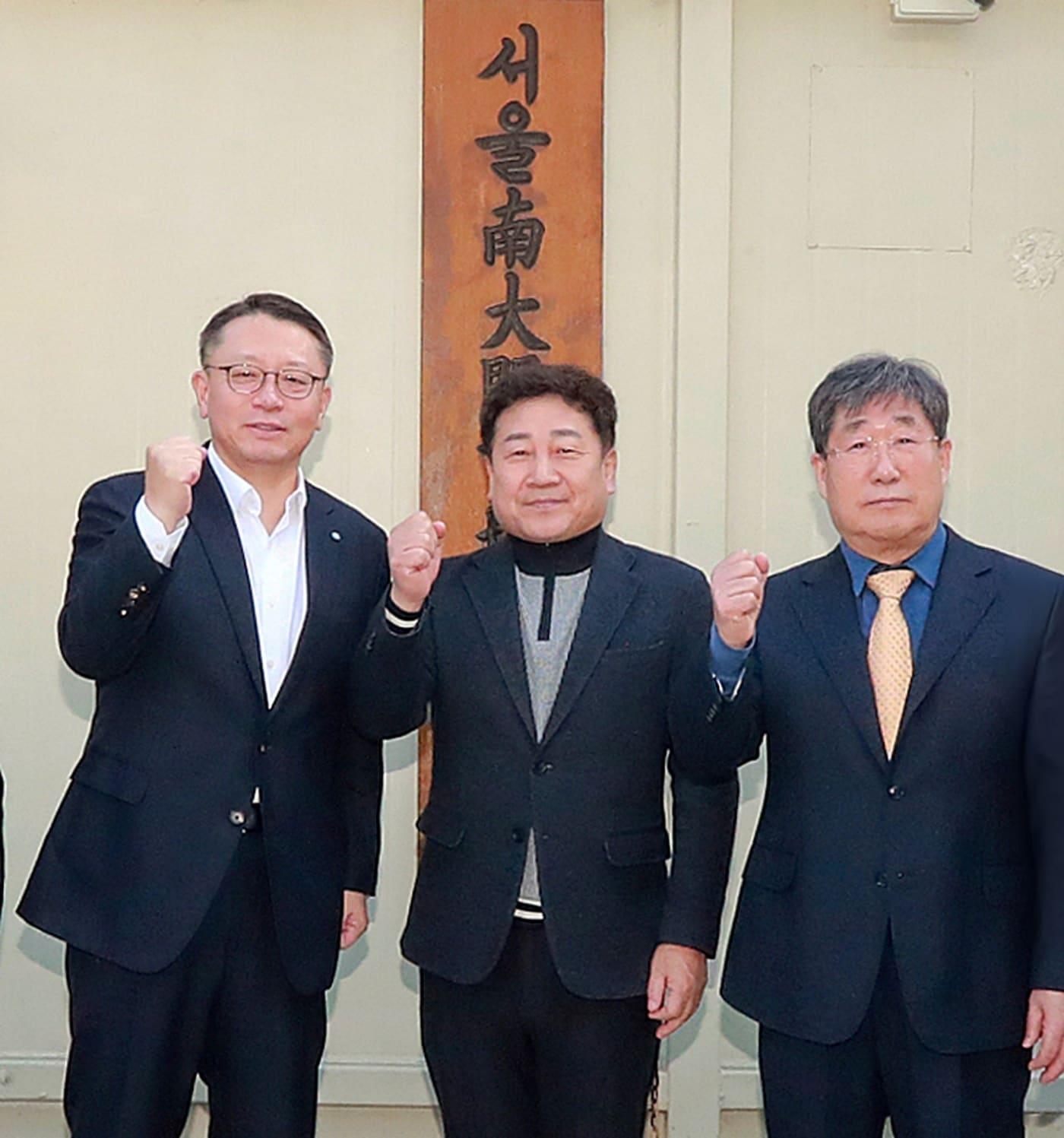 본문 이미지 - 정진완 우리은행장이 지난 2일 새해 첫 행보로 남대문시장상인회를 방문했다. 정진완 우리은행장&#40;왼쪽부터&#41;, 문남엽 남대문시장상인회 회장, 박칠복 남대문시장 대표이사가 기념사진을 촬영하고 있다.&#40;우리은행 제공&#41;