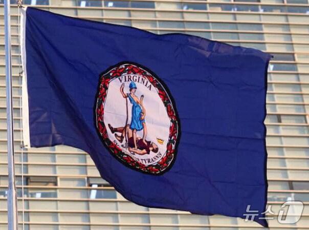 본문 이미지 - 광주시청에 걸린 미 버지니아주 깃발. Sic semper tyrannis라는 문구가 새겨져 있다.(광주시 제공)2025.1.4/뉴스1 