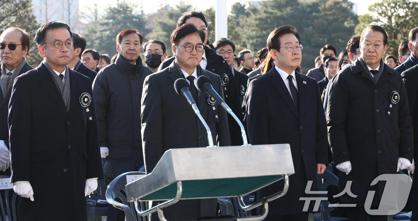 본문 이미지 - 최상목 대통령 권한대행 부총리 겸 기획재정부 장관(왼쪽부터)과 우원식 국회의장, 이재명 더불어민주당 대표, 권영세 국민으힘 비상대책위원장이 3일 오전 서울 여의도 국회에서 열린 고 김수한 전 국회의장 영결식에 참석해 자리하고 있다. 2025.1.3/뉴스1 ⓒ News1 김민지 기자