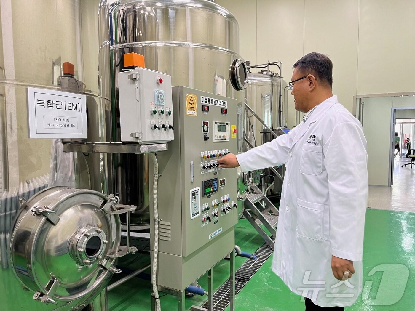 본문 이미지 - 전북자치도 진안군이 올해도 친환경 농산물 생산을 위해 농가에 고품질 유용 미생물을 무상으로 공급한다 .&#40;진안군제공&#41;2025.1.3/뉴스1