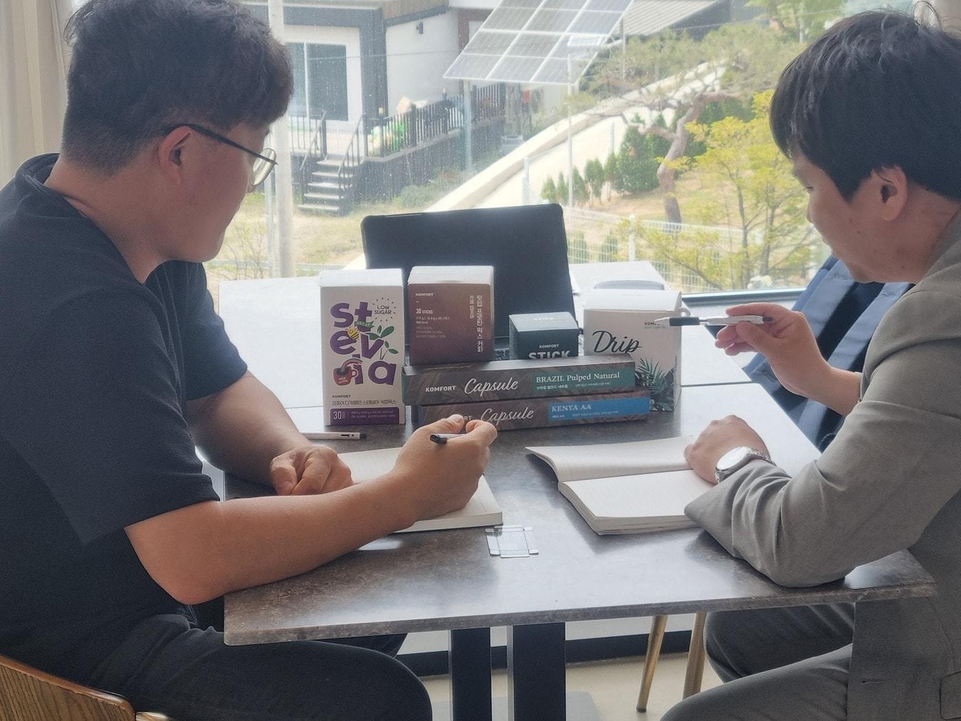 본문 이미지 - 2024년도 상품개선지원사업(패키지 디자인 개선·제작) 참여기업 '컴포어' 디자인 컨설팅 모습. / 사진=컴포어 제공