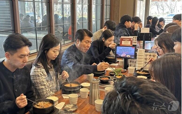 본문 이미지 -  서강석 송파구청장, 젊은 직원들과 점심 식사 (송파구 제공)