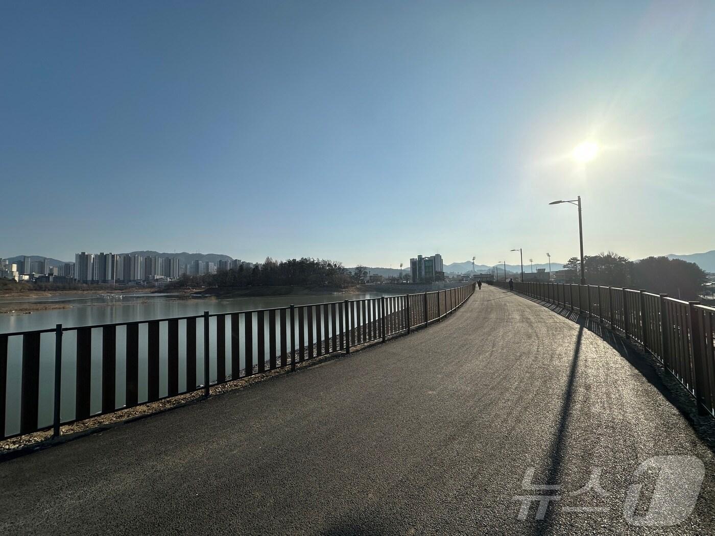 본문 이미지 -  충북 충주시민의 도심 속 산책 장소 호암지가 4년 만에 제방공사를 끝내고 제 모습으로 돌아왔다. 사진은 새로 조성한 뚝방길./뉴스1