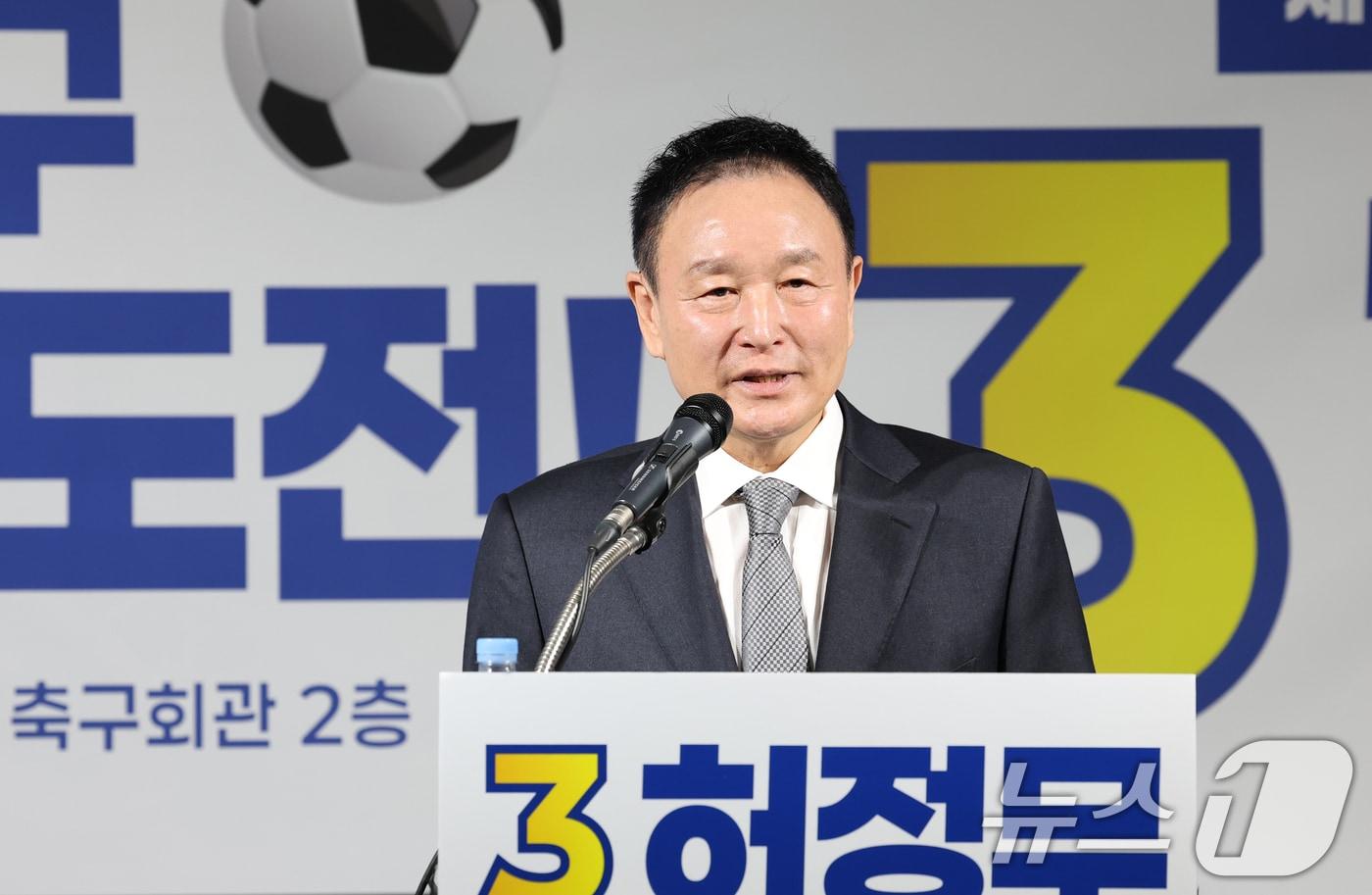 허정무 전 대전하나시티즌 이사장이 3일 서울 종로구 축구회관에서 가진 ‘제55대 대한축구협회장 후보 기자회견’에서 취재진 질문에 답하고 있다. 2025.1.3/뉴스1 ⓒ News1 권현진 기자