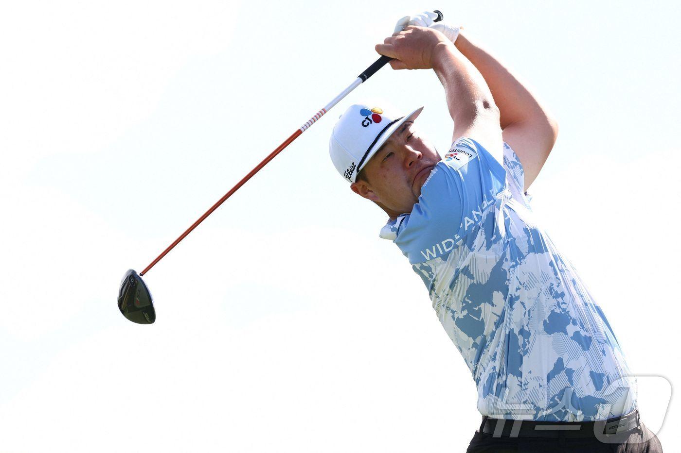 본문 이미지 - 임성재(27)가 3일(한국시간) 열린 PGA투어 개막전 더 센트리 1라운드에서 샷을 날리고 있다. ⓒ AFP=뉴스1