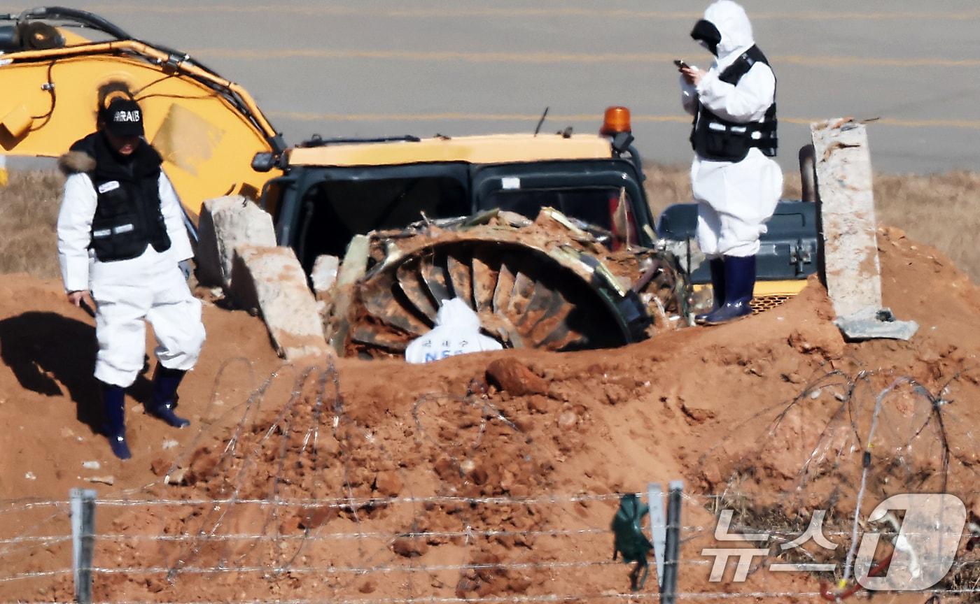 제주항공 여객기 참사 엿새째인 3일 오후 전남 무안국제공항 참사 현장에서 항공·철도사고 조사위원회(ARAIB)와 국과수 관계자들이 로컬라이저(방위각시설) 둔덕에 파묻힌 엔진을 살펴보고 있다. 2025.1.3/뉴스1 ⓒ News1 오대일 기자