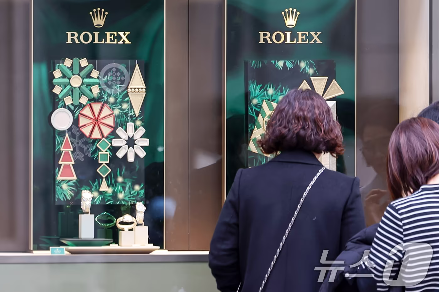 서울의 한 백화점 쇼윈도에 전시된 롤렉스 시계를 시민들이 살펴보고 있다. 2025.1.3/뉴스1 ⓒ News1 민경석 기자