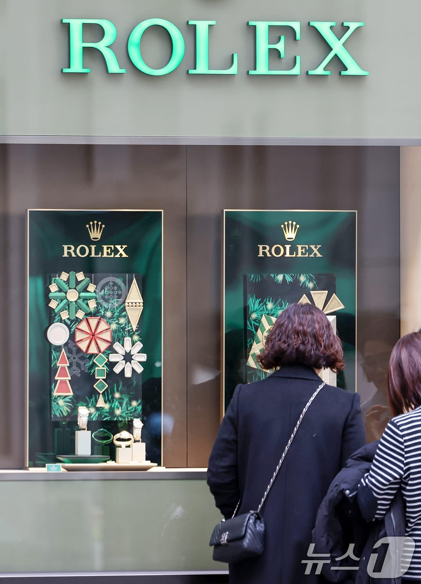 본문 이미지 - 서울의 한 백화점 쇼윈도에 전시된 롤렉스 시계를 시민들이 살펴보고 있다. 2025.1.3/뉴스1 ⓒ News1 민경석 기자