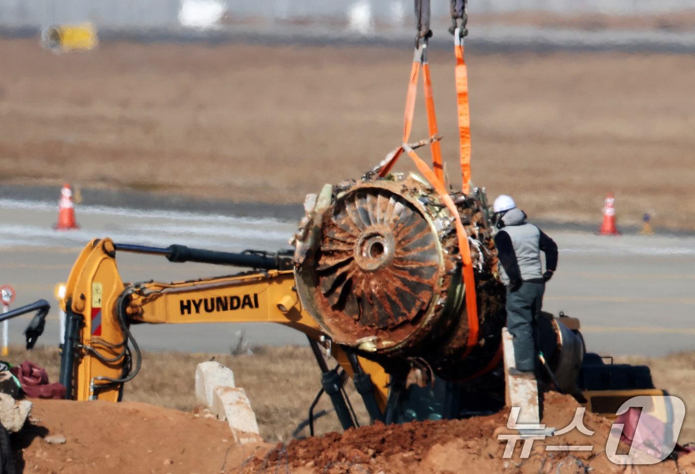 전남 무안국제공항 참사 현장에서 로컬라이저(방위각시설) 둔덕에 파묻힌 제주항공 7C2216편의 엔진이 크레인으로 인양되고 있다. 2025.1.3/뉴스1 ⓒ News1 오대일 기자
