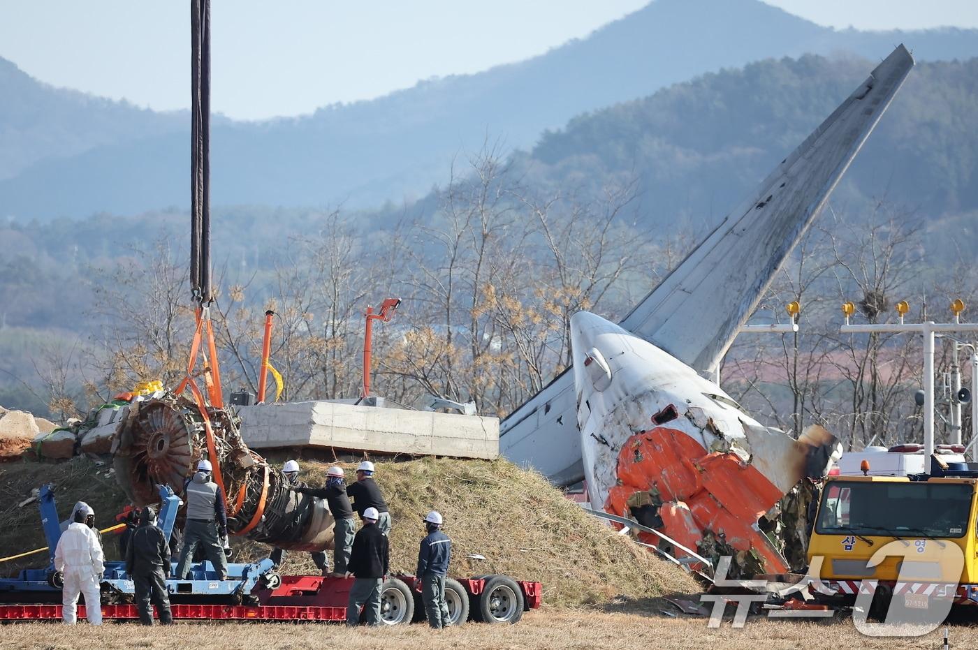 제주항공 여객기 참사 엿새째인 3일 오후 전남 무안국제공항 참사 현장에서 로컬라이저(방위각시설) 둔덕에 파묻힌 제주항공 7C2216편의 엔진이 크레인으로 옮겨지고 있다. 2025.1.3/뉴스1 ⓒ News1 김진환 기자