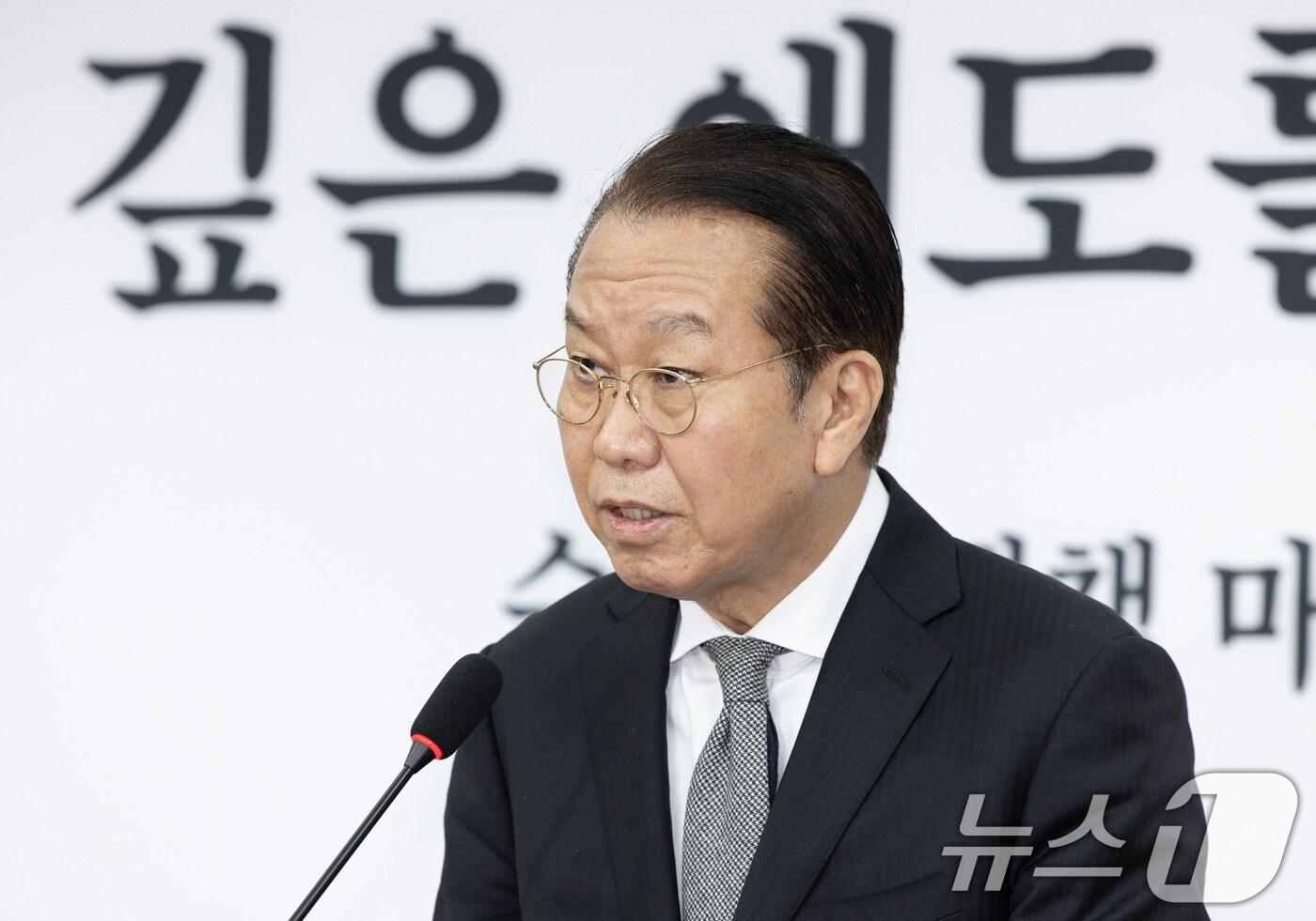 본문 이미지 - 권영세 국민의힘 비상대책위원장이 3일 오후 서울 여의도 국회에서 기자회견을 열고 공조수사본부의 윤석열 대통령이 체포 영장 집행과 관련 "이번 사태는 한마디로 공수처와 정치판사의 부당거래＂라고 비판하고 있다. 2025.1.3/뉴스1 ⓒ News1 이재명 기자